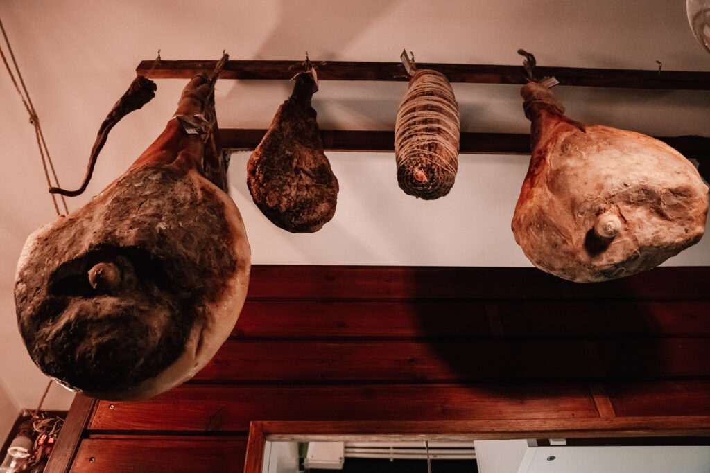 Da provare soprattutto la nostra selezione di salumi locali prodotti in ciociaria esposta nella taproom