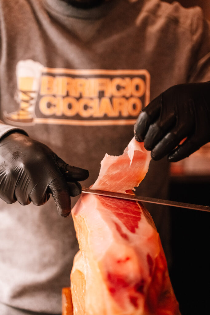 Prosciutto crudo affettato a mano nella taproom a dire la verità un must.