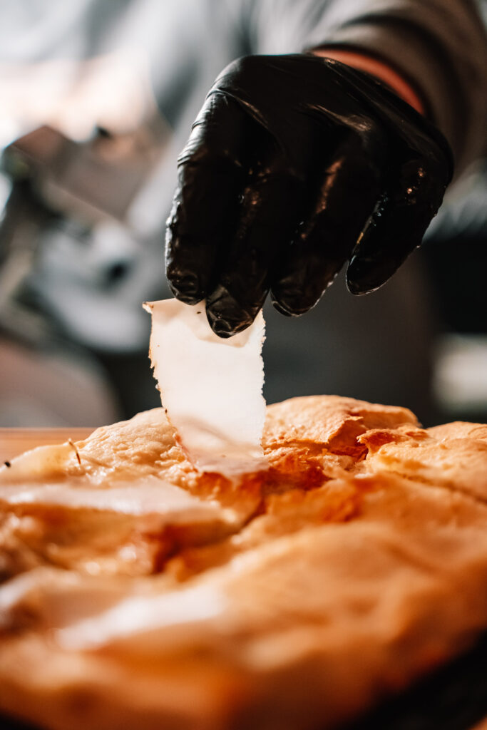 lardo su pizza calda appena sfornata 