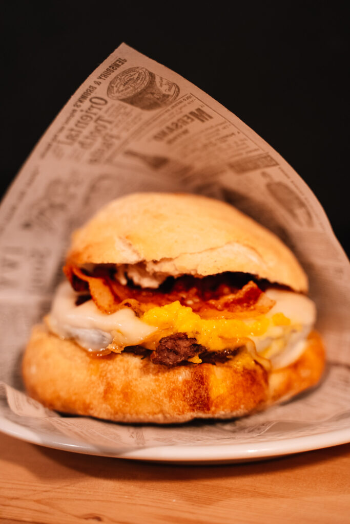 Zuccotto : panino con hamburger 150 gr crema di zucca guanciale croccante di maiale nero e steccata di morolo - passa in taproom