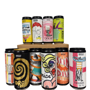 Composizione di 10 lattine di birra artigianale assortite (330ml) del Birrificio Ciociaro disposte accanto a un bicchiere in vetro modello Pinta Romana serigrafato. Le etichette colorate includono gli stili IPA, Blanche, Tripel e IGA.