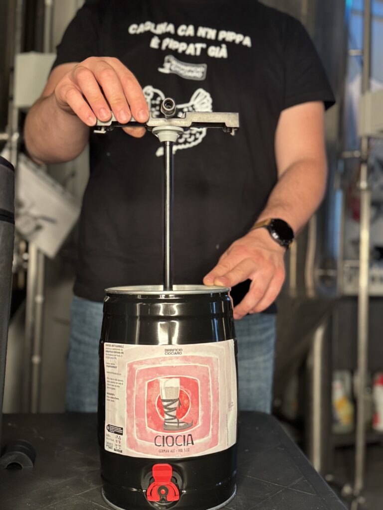 Inserimento tubo pescaggio in fustino 5 litri birra