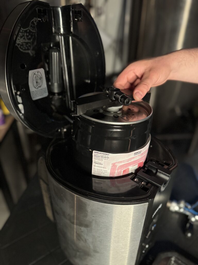Inserimento fustino 5 litri nello spillatore H Koenig