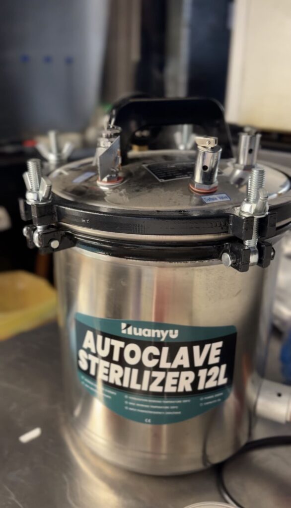 Incubatore da laboratorio Steinberg e autoclave per controllo qualita birra