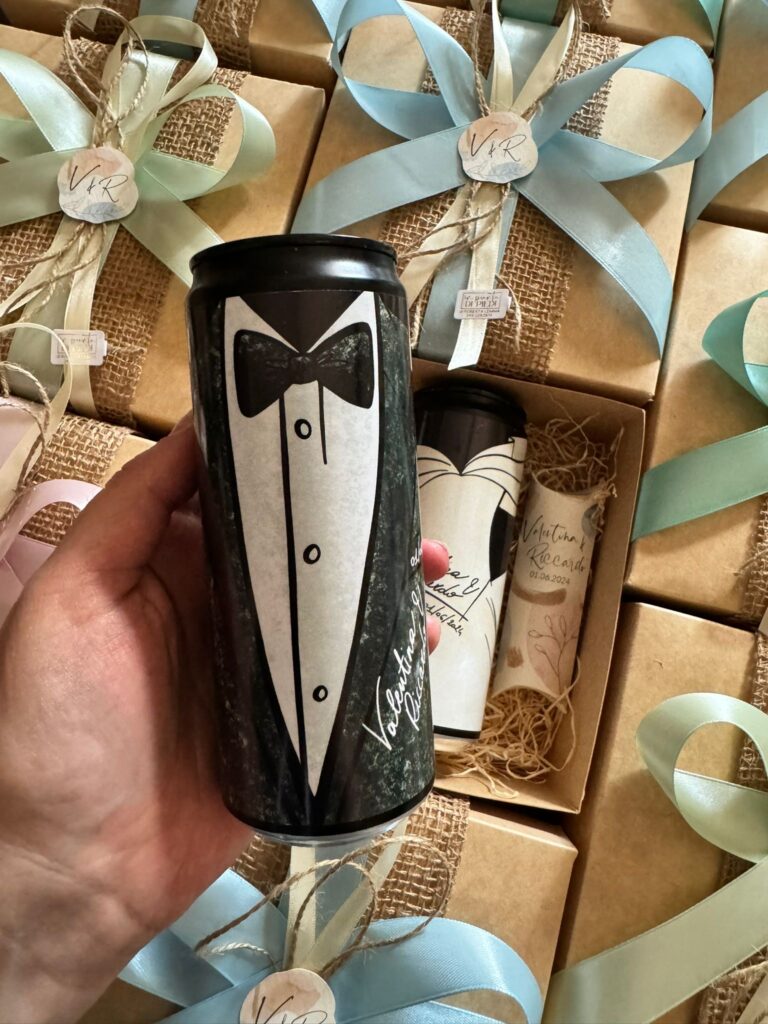 Bomboniere di matrimonio originali con lattine birra personalizzate con grafica sposi.