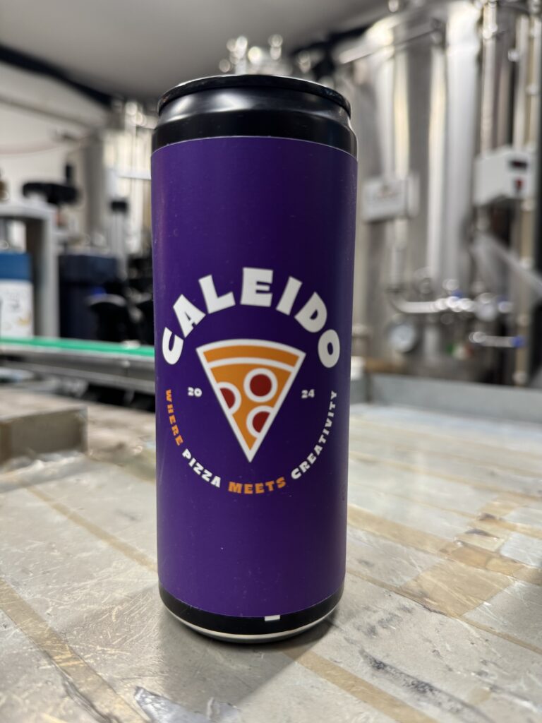 Lattina di birra artigianale personalizzata con il logo della pizzeria Caleido.