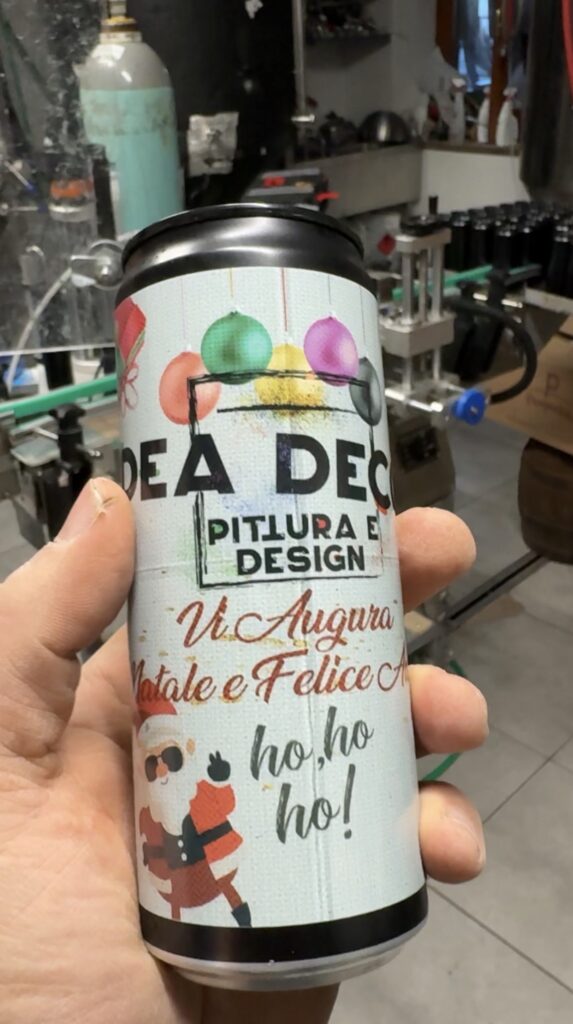 Lattina di birra artigianale personalizzata con grafica natalizia e logo aziendale Idea Deco per gli auguri di Natale.