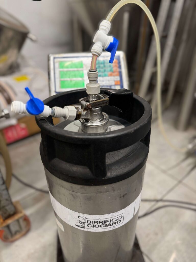 Dettaglio degli attacchi di un fusto in acciaio durante la lavorazione in birrificio per evitare l'ossidazione della birra.
