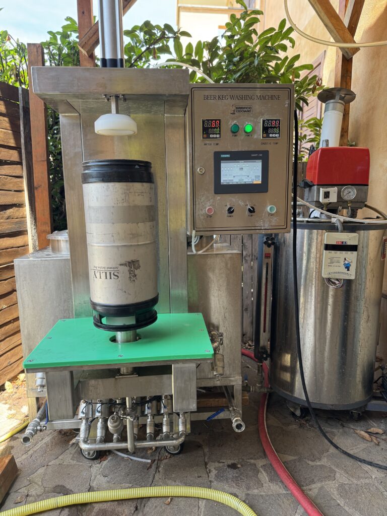 Macchinario lava fusti professionale in funzione al Birrificio Ciociaro per la sanificazione dei fusti in acciaio